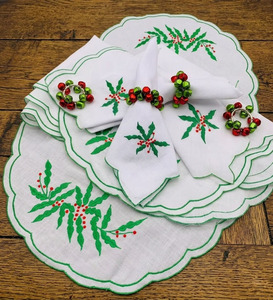Ensemble de sets de table et de serviettes de Noël brodés sur mesure, 100% lin, sets de table ronds avec motif de houx, lavables en machine, décoration de la maison - Product Image 1