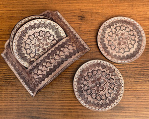 Juego de posavasos de cuero con herramientas manuales de tendencia 2025 con soporte, 4 Uds., posavasos redondos para bebidas, alfombrillas para tazas Premium para uso en el hogar y la cocina - Product Image 3