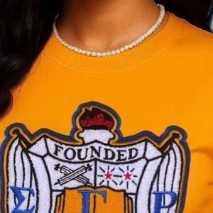 เสื้อยืด Sigma Gamma Rho Shield Chenille สำหรับผู้หญิง ปักลายตราสัญลักษณ์สีทอง ผ้าคอตตอนผสม แขนสั้น สวมใส่สบาย ทรงสวยทันสมัย - Product Image 5