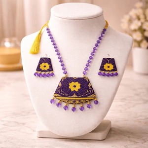 Collier en soie Muga violette très demandé, motif floral, pendentif fait main, bijoux ethniques pour femmes, disponible à la vente pour les occasions festives - Product Image 5