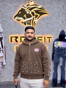 Sweat à capuche zippé marron pour homme, coupe oversize, style streetwear, avec clous perlés, poches sur les manches, patch sur la poitrine, en molleton de coton - Product Image 1