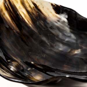 Bol décoratif moderne en corne naturelle de qualité supérieure, écologique, fait main, forme irrégulière ondulée, motifs noir, marron, crème, luxe - Product Image 4