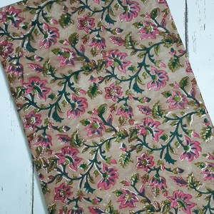 Tela de Algodón Estampada a Mano con Diseño Floral Beige, Tela de Algodón Suave Hecha a Mano en India, Material para Vestidos con Estampado Botánico Vintage - Product Image 3