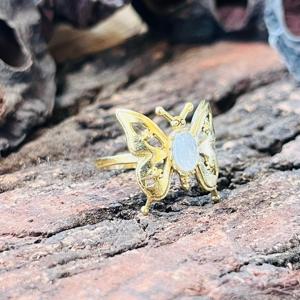 Anillo de mariposa con piedra lunar, anillo llamativo con diseño de insecto, anillo de latón dorado con temática natural, anillo inspirado en la naturaleza, venta al por mayor - Product Image 4