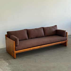 Canapé lounge en teck extensible avec coussins aux tons terreux riches, conçu pour des espaces intérieurs spacieux et confortables - Product Image 1