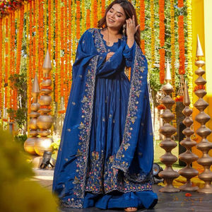 Eleganter Moderner Damen Anarkali Anzug mit Langen Ärmeln, aus Schwerer Kunstgeorgette mit Paillettenstickerei – Indisch Pakistanisch für Party und Winter - Product Image 1