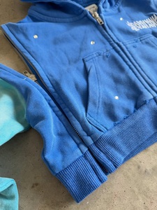 เสื้อฮู้ดซิปแบบถอดแขนได้สำหรับผู้หญิง สไตล์สตรีทแวร์แบบครอป ตกแต่งด้วยคริสตัลและลายกราฟิกที่แขนเสื้อ - Product Image 5