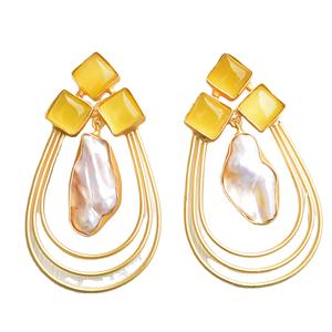 Boucles d'oreilles en laiton de qualité supérieure plaquées or avec perle naturelle et pierre semi-précieuse, finition plaquée or 18 carats, motif unique de créateur - Product Image 1