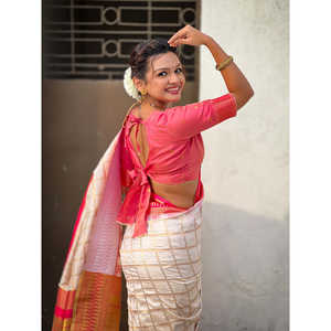 Sari tissé traditionnel Elite Weaves Zari contrastant pour tenue de soirée en soie douce à carreaux 650g en stock - Product Image 2