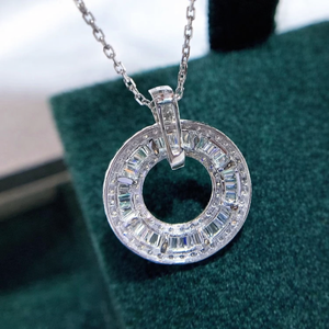 Pendentif rond en moissanite véritable 2,00 carats, taille baguette, plaqué or blanc 14 carats sur argent - Product Image 1