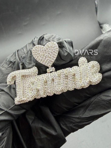 จี้รูปหัวใจประดับเพชรแบบ Iced Out พร้อมชื่อสั่งทำพิเศษ ผ่านการทดสอบเพชร จี้โมอิสซาไนต์ เงินแท้ 925 จี้พร้อมสลักชื่อส่วนตัว - Product Image 1