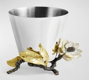 Elegante florero esférico plateado adornado con delicadas calas de tallo dorado. Arte moderno, disponible a precios de mayorista. - Product Image 5