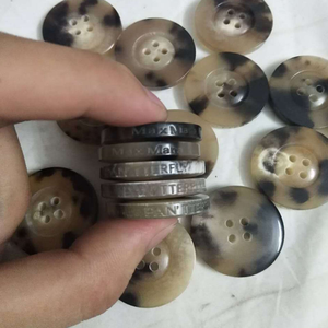 กระดุมเสื้อแบบตาข่าย 4 รู รุ่น HR-613 ยี่ห้อ ZEHRA INDUSTRIES ผลิตด้วยมือ สีธรรมชาติ เป็นมิตรกับสิ่งแวดล้อม ขายตรงจากโรงงาน รุ่น Spot Horn - Product Image 5