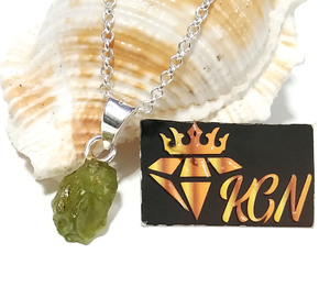 Colgante de Peridoto Natural en Bruto, Plata de Ley 925 Sólida, Engaste de Bisel Hecho a Mano, Collar de Piedra Preciosa en Bruto, Joyería de Regalo - Product Image 5