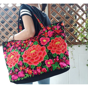 Bolso de Hombro Bordado a Mano con Diseño Étnico Hmong Único, Decorado con Pompones Coloridos para un Look Bohemio y Divertido - Product Image 1