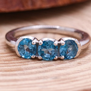 Vente en gros d'anneaux en argent sterling 925 massif avec topaze bleue de Londres naturelle ronde à trois pierres, bijoux Memoria - Product Image 1