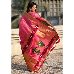 ผ้าไหมพิธานีแบบดั้งเดิมพิเศษ สีชมพูอ่อน พร้อมลายปักดิ้นทอง วิธะลา ก็อด เสื้อผ้าอินเดียและปากีสถาน ผ้าทอชั้นดี น้ำหนัก 650 กรัม - Product Image 2