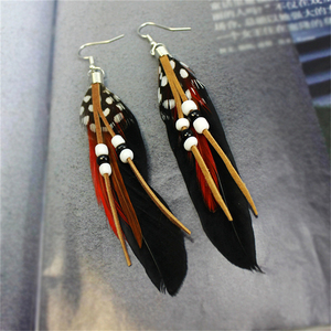 Pendientes de Plumas con Borlas y Cuentas de Cuero, Negros y Rojos, Estilo Boho, Joyería de Moda para Mujer, Verano 2026 - Product Image 1