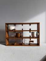 Support à tasses en bois artisanal et durable pour le rangement de la vaisselle et des boissons sur la table de cuisine