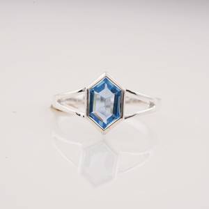 Bague de Fiançailles de Luxe Vintage en Aquamarine Hexagonale, Sertie Clos, Bague de Promesse Délicate, Pierre de Naissance de Juin, Plaqué Or 14K, Cadeau - Product Image 1