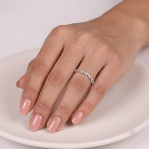 Anillo Apilable Minimalista y Elegante de Oro Sólido con Diamantes Cultivados en Laboratorio, Corte Marquesa y Redondo, Certificado IGI, Banda Curva - Product Image 6