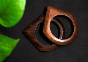 Ensemble de 2 bracelets en bois de sissoo faits à la main, lisses et empilables, bracelets triangulaires et carrés, bijoux géométriques, polis à la cire - Product Image 4