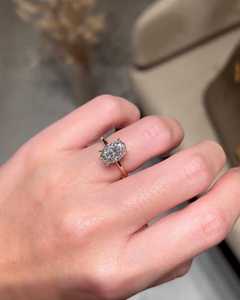 Anillo de Diamante Cultivado en Laboratorio con Corte Ovalado de 3 Quilates para Mujer |   Anillo de Compromiso Certificado por IGI |   Anillo de Novia de Lujo Chapado en Oro de 18K - Product Image 4
