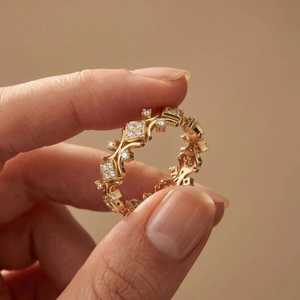 Bague Éternité Style Couronne avec Grappe de Diamants Ronds Taillés en Laboratoire, en Or Massif 14K, Cadeau Idéal pour Anniversaire ou Vœux de Bonne Santé pour Amis - Product Image 2