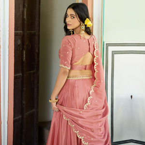 Lehenga rose clair pour femme avec un design complexe de sequins et de broderies - Product Image 4