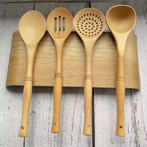 ชุดช้อนส้อมสแตนเลสสตีล 4 ชิ้น ด้ามจับไม้ธรรมชาติแบบแบน ดีไซน์ร่วมสมัย - Product Image 1