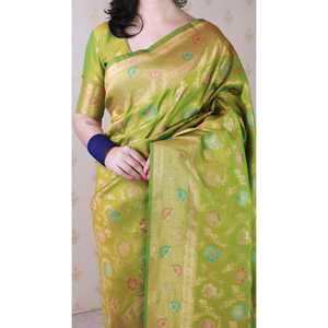 Écharpe en soie douce Banarasi Jaal verte Elite Weaves 650g avec des fils d'or Zari Meenakari tissés sur un sari - Product Image 2