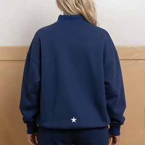 เสื้อสเวตเชิ้ตคอเต่าโอเวอร์ไซส์สำหรับผู้หญิง สีกรมท่า ลายกราฟิก Trackstar แขนยาว สวมใส่สบายๆ สำหรับฤดูหนาว สไตล์สตรีทแวร์ - Product Image 4