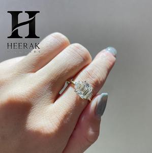 Bague de fiançailles classique en or jaune 14 carats avec diamant de laboratoire taille émeraude, bague trois pierres avec accents latéraux ronds - Product Image 1