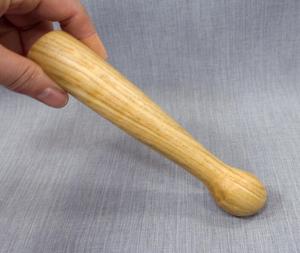 Rodillo de Madera Marrón Tailandés Tradicional para Relajación de Pies y Piernas, Palo de Masaje Fascial, Herramienta Manual con Control Remoto Inalámbrico para Masaje de Pies - Product Image 2