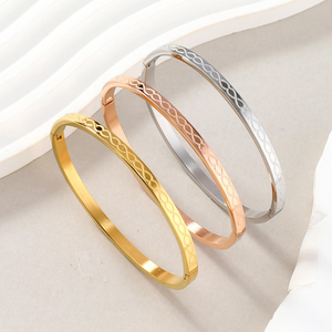 Bracelet jonc élégant en acier inoxydable pour femme, design durable et magnifique - Product Image 1