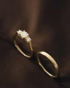 Bague de Mariage en Acier Inoxydable Plaqué Rhodium avec Diamants, Trois Pierres, Coupe Ronde, Bijoux de Mariage, Taille Personnalisée - Product Image 3