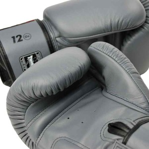 Guantes de Boxeo Twins Grises para Muay Thai, Sparring, Entrenamiento, MMA y Kickboxing - Product Image 5