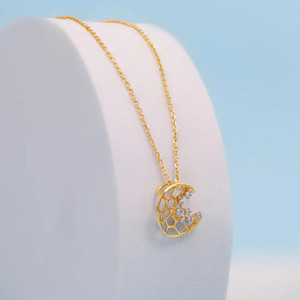 Collar con Colgante de Diamante en Forma de Media Luna Geométrica Calada con Diseño de Panal de Abeja - Product Image 5