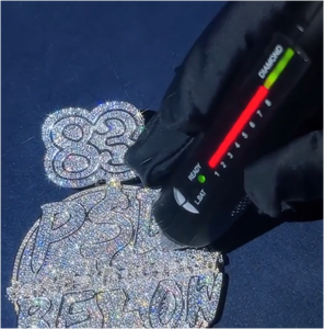 Colgante personalizado de plata 925 con probador de diamantes VVS y moissanita helada, diseño de nombre y letra estilo Hip Hop, cadena de eslabones, joyería - Product Image 3