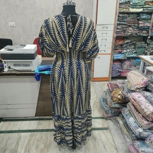 Robe longue bohème pour femme, col en V, manches bouffantes, motif floral, taille élastique à volants - Product Image 4