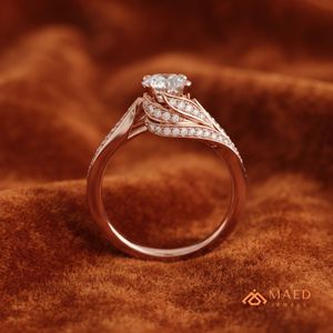 แหวนวงบิดประดับมอยส์ซาไนต์สำหรับผู้หญิง สีโรสโกลด์ เหมาะสำหรับงานหมั้น งานแต่งงาน งานครบรอบ หรือสวมใส่ในชีวิตประจำวัน สไตล์หรูหรา - Product Image 2