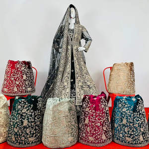 Exquisito Lehenga de Terciopelo con Intrincados Adornos de Pedrería Jarkan, Estilo Nupcial Indio-Pakistaní, Diseños Lujosos - Product Image 1