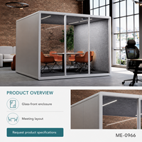 Pod de réunion de bureau rectangulaire moderne de grande taille avec façade en verre à cadre blanc, panneaux latéraux gris, table de réunion et chaises orange