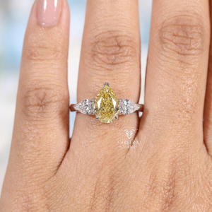 Bague de luxe au design moderne, diamant de laboratoire de couleur jaune en forme de poire de 1,5 carat, bague de mariage à trois pierres, or blanc 14 carats, IGI - Product Image 3