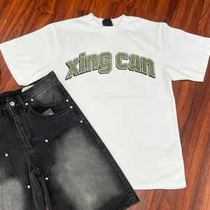 Conjunto Personalizado de Camiseta Vintage Urbana para Hombre + Pantalones Cortos de Mezclilla Deshilachados con Múltiples Bolsillos, Personalizable con Diseños Impresos/Bordados - Product Image 4