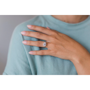 แหวนหมั้นเพชรทรงรีสำหรับผู้หญิงสุดหรู ทอง 14K แบบหนามเตย สไตล์คลาสสิก - Product Image 2