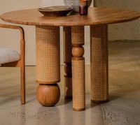 Ensemble de salle à manger rustique en bois massif avec table ronde et pieds en rotin, 4 chaises - Meubles confortables pour la maison, pour hôtel et appartement
