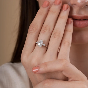 Bague de fiançailles en diamant de laboratoire en forme de poire, trois pierres avec diamant latéral en forme de poire, certifiée VVS2, or massif 18 carats, bijoux fins - Product Image 2