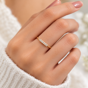 Bague pour femme en or jaune plaqué moissanite, coupe ronde brillante, design minimaliste, pour un usage quotidien - Product Image 5