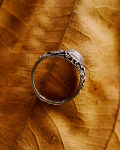 Anillo de Plata de Ley con Cuarzo Rosa, Diseño de Rama de Árbol, Hojas Florales, Inspirado en la Naturaleza, Joyería con Hojas, Certificado IGI, Alta Calidad - Product Image 4